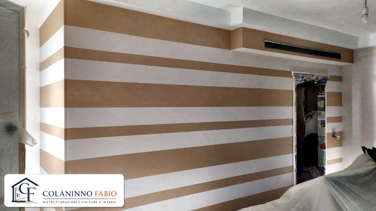 Dettaglio di parete a righe con soffitto a veletta